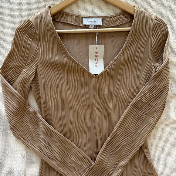 RIHOAS NWT Ribbed Textured V-Neck Brown Coquette Long Sleeve - Picture 6 of 6